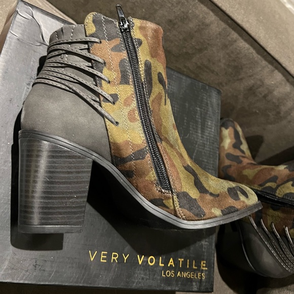 Vegan Very Volatile Camouflage Boots Booties 10 - Picture 2 of 6